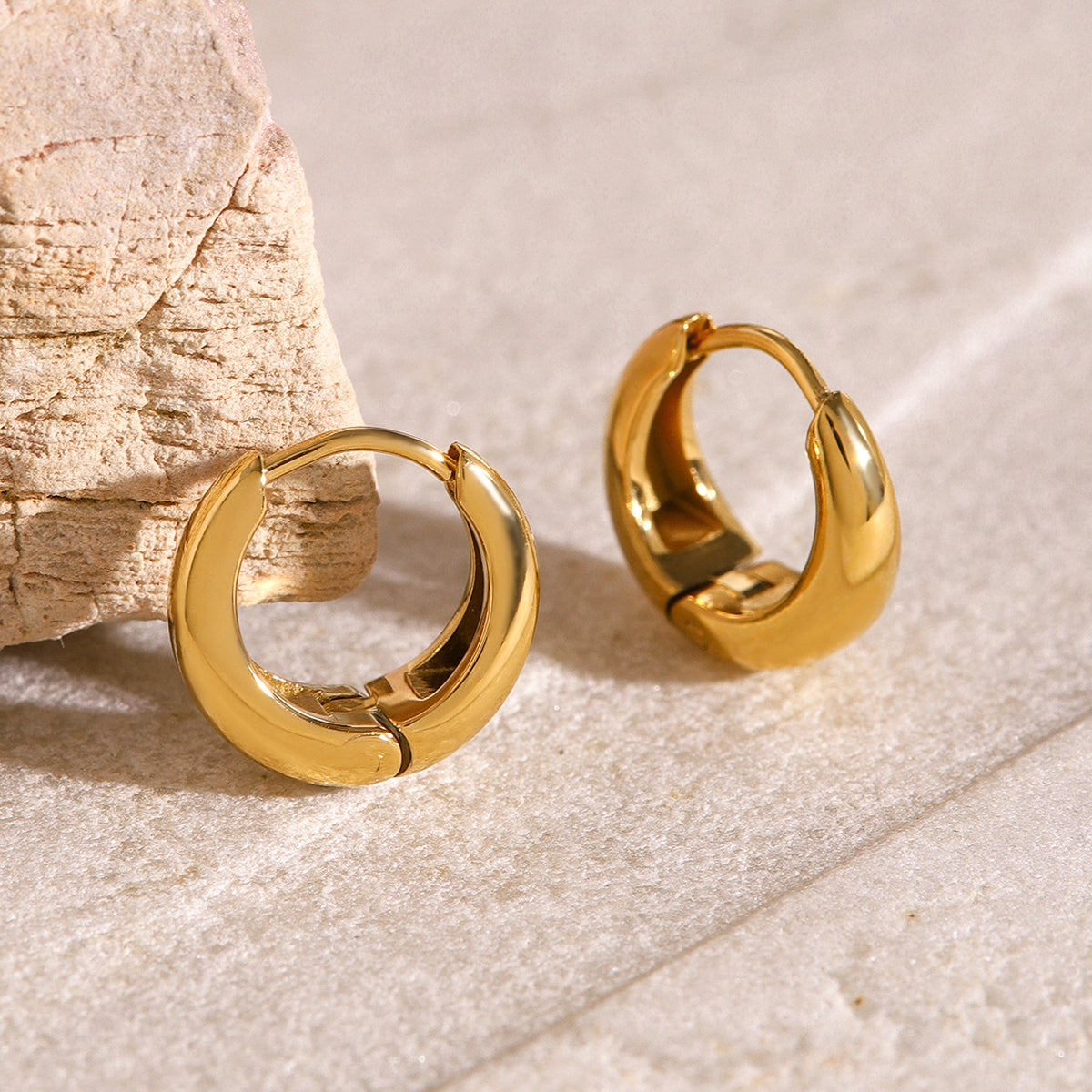 Iris – Aros huggie geométricos en dorado