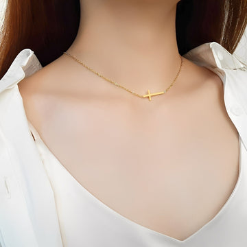 Nelly – Collar cruz minimalista en dorado