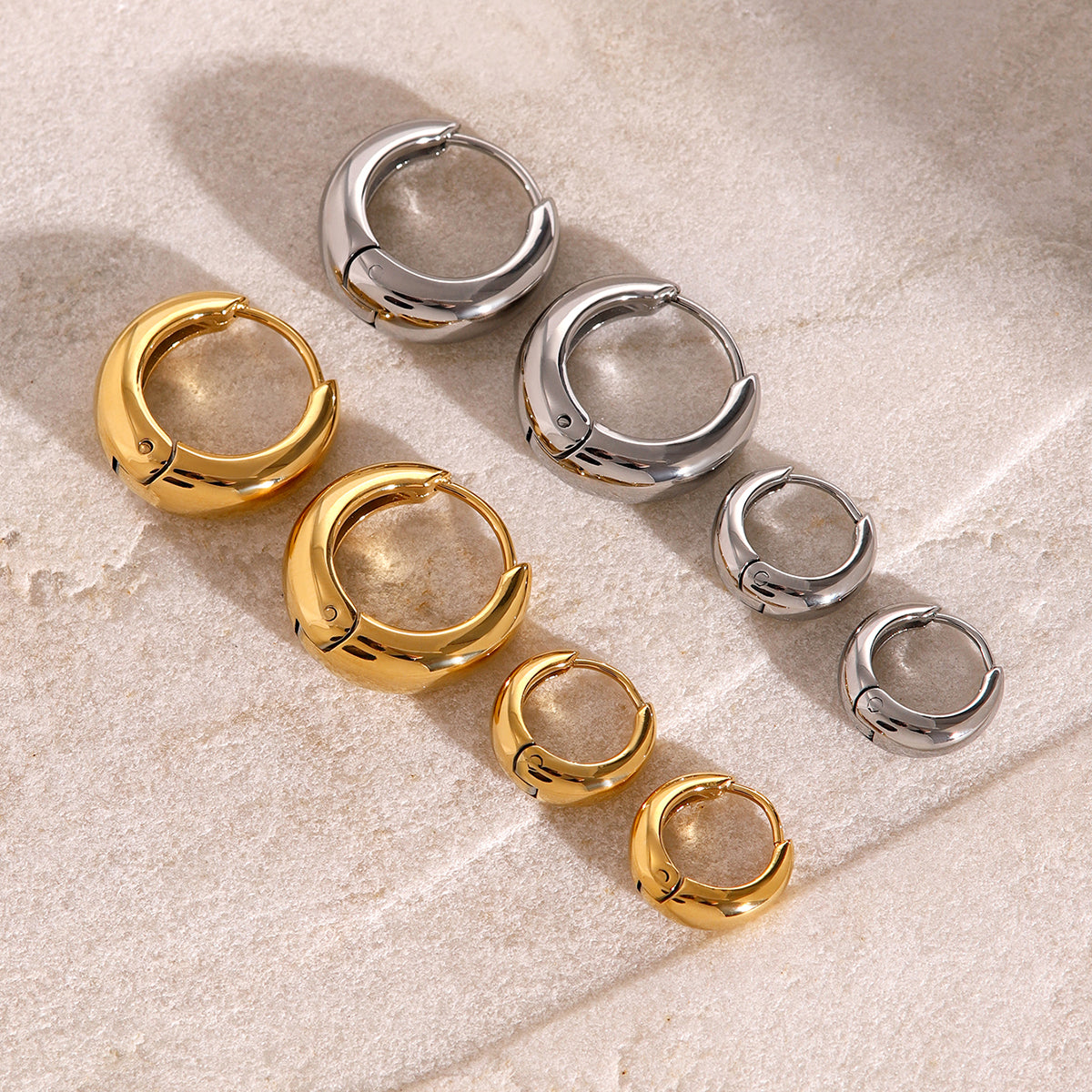 Iris – Aros huggie geométricos en dorado