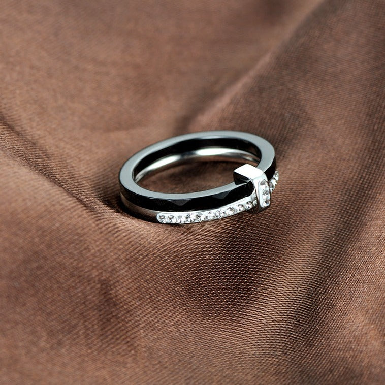 Cerelia – Anillo de cerámica elegante con circonitas