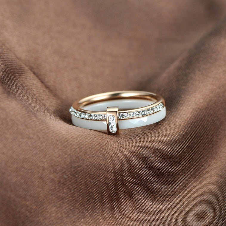 Cerelia – Anillo de cerámica elegante con circonitas