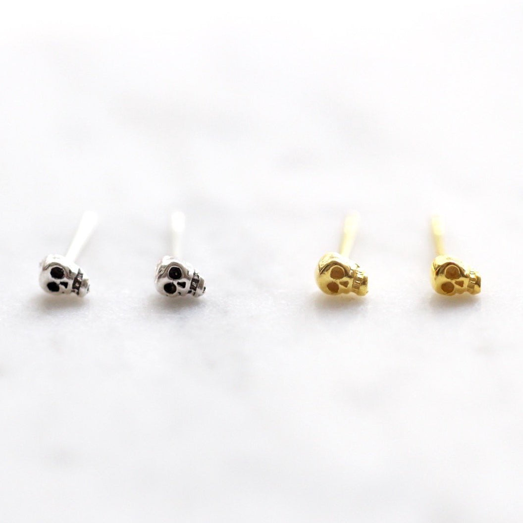Reem - Pendientes diminutos de calavera