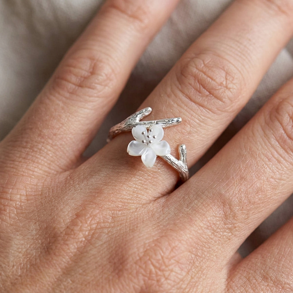 Lilou – Anillo vintage regulable con flor blanca