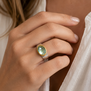 Selma – Anillo clásico con piedra verde redonda