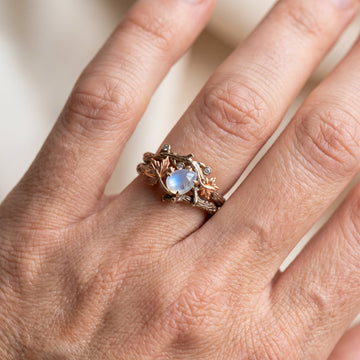 Ysia – Anillo de piedra lunar en diseño natural