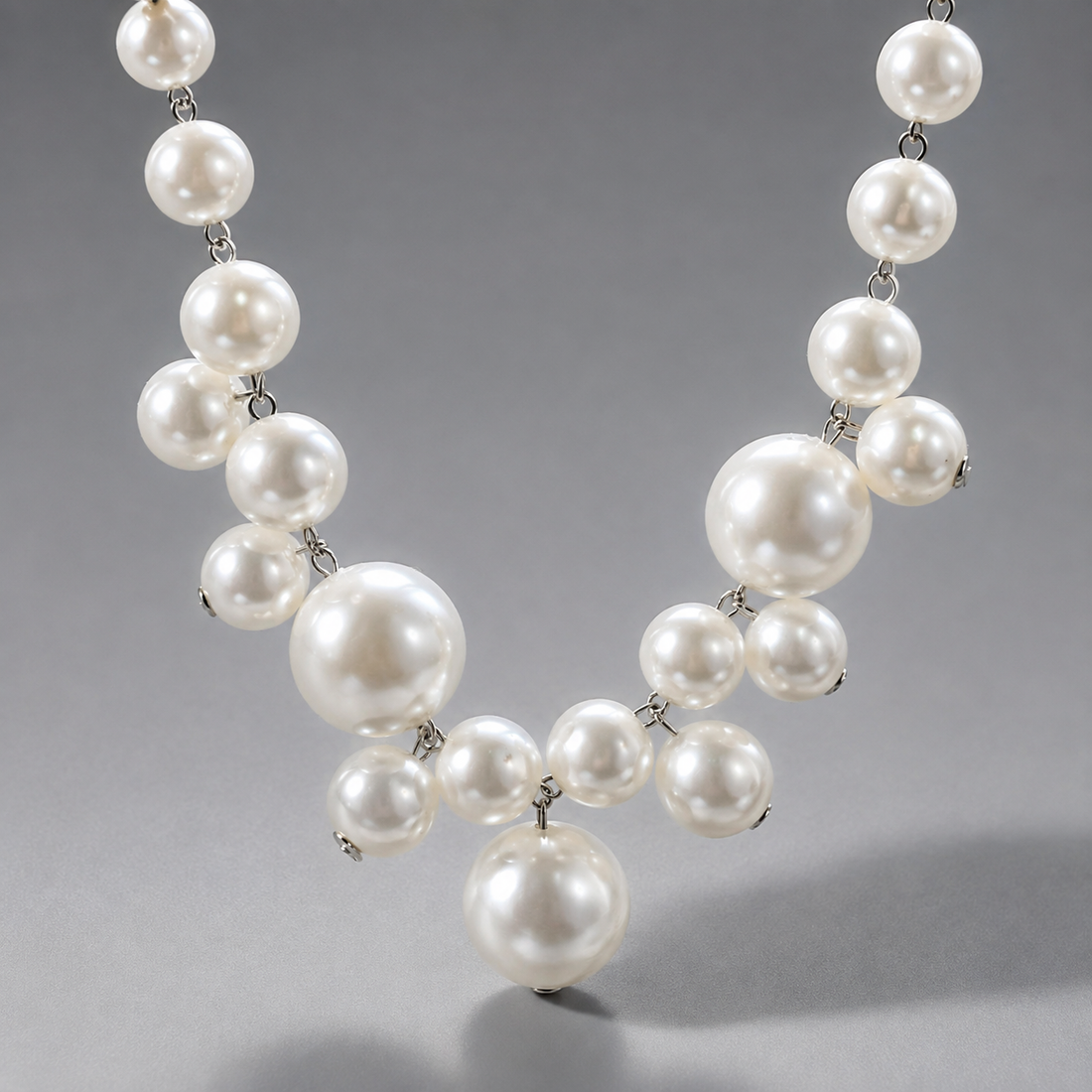 Lucie – Collar elegante ligero con perlas grandes y pequeñas