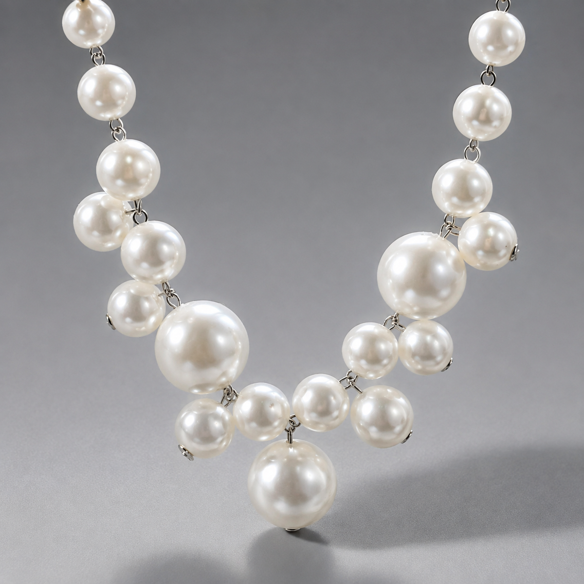 Lucie – Collar elegante ligero con perlas grandes y pequeñas