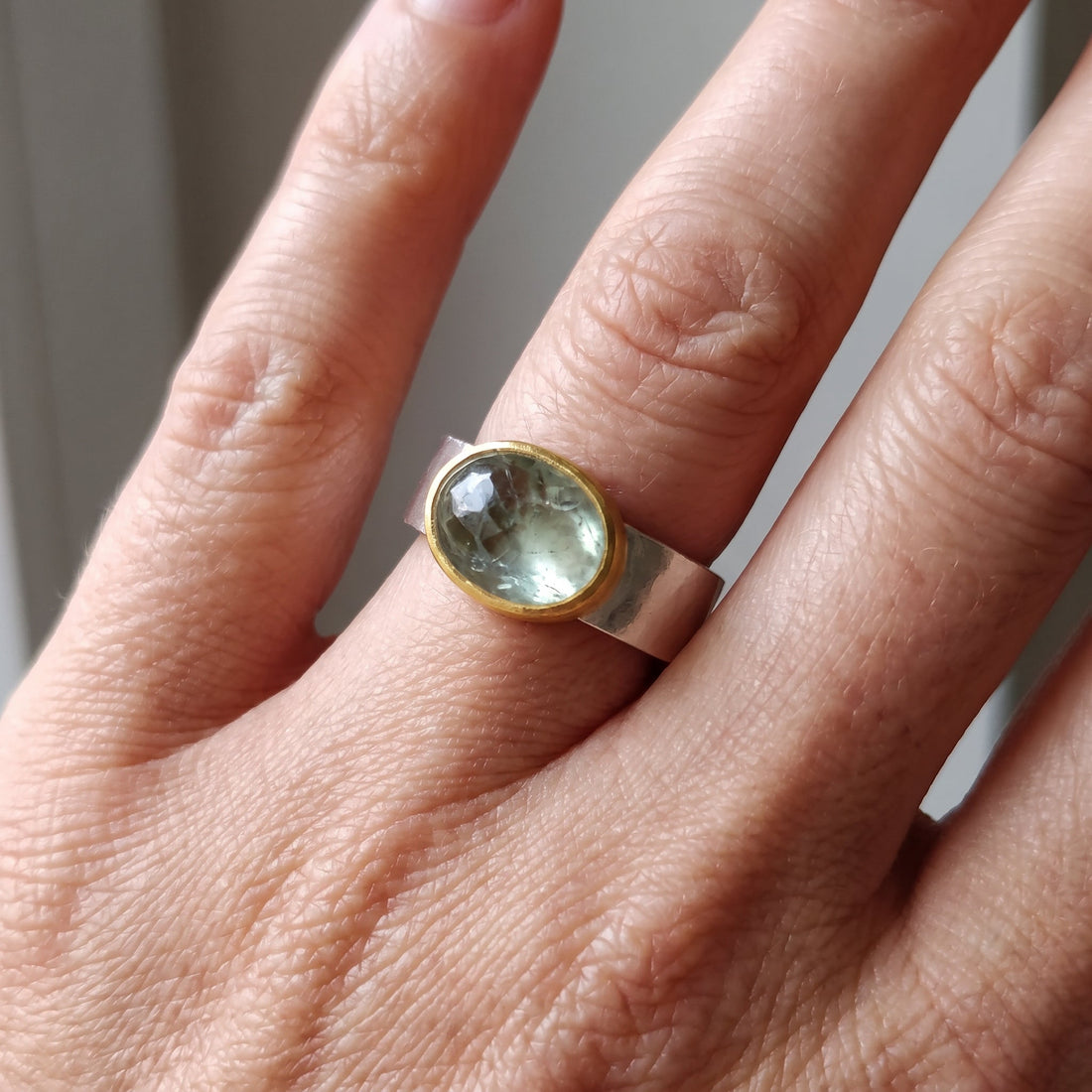 Selma – Anillo clásico con piedra verde redonda
