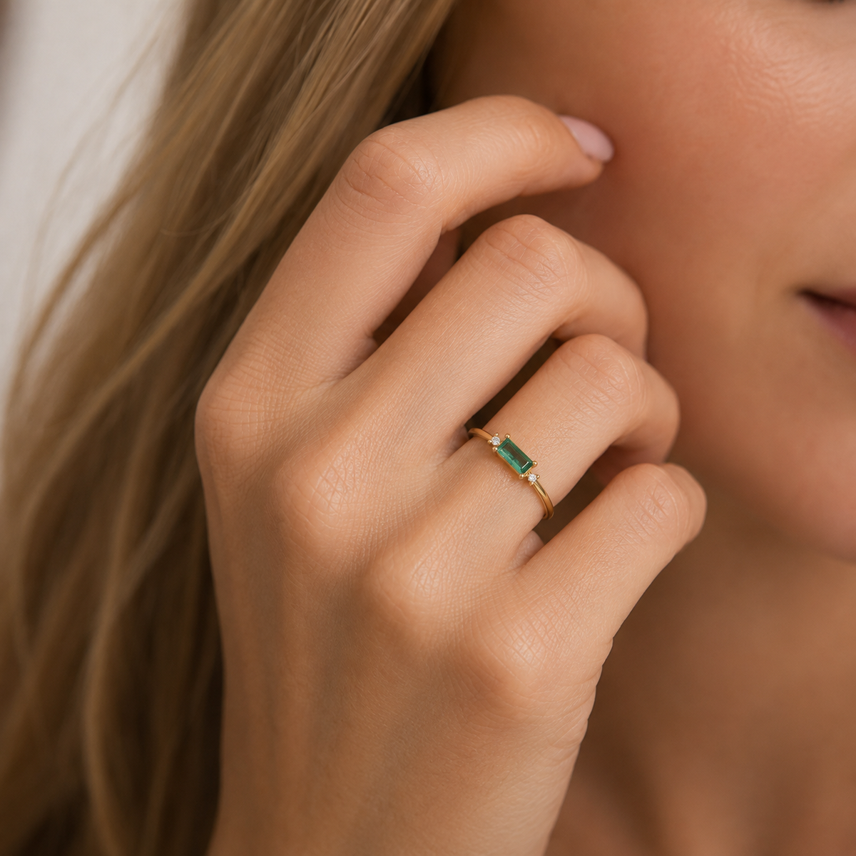 Fen - Anillo baguette delicado con circonita verde