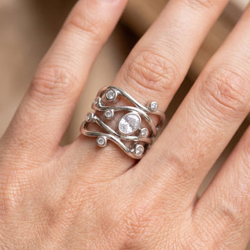 Inara – Anillo vintage de plata con circonita irregular