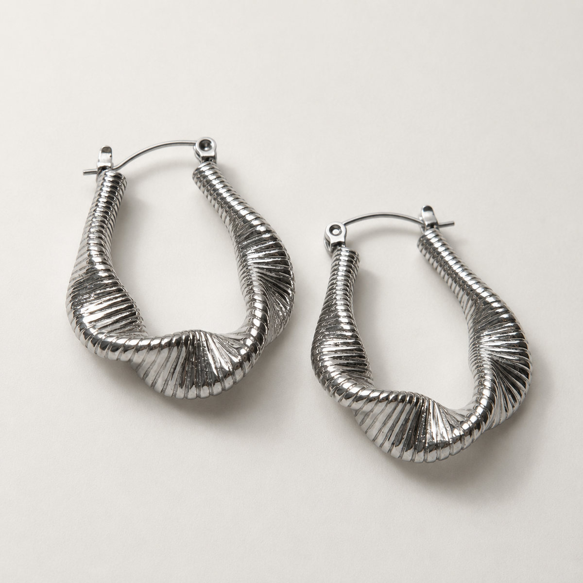 Lyra - Aros de plata con ondas fluidas