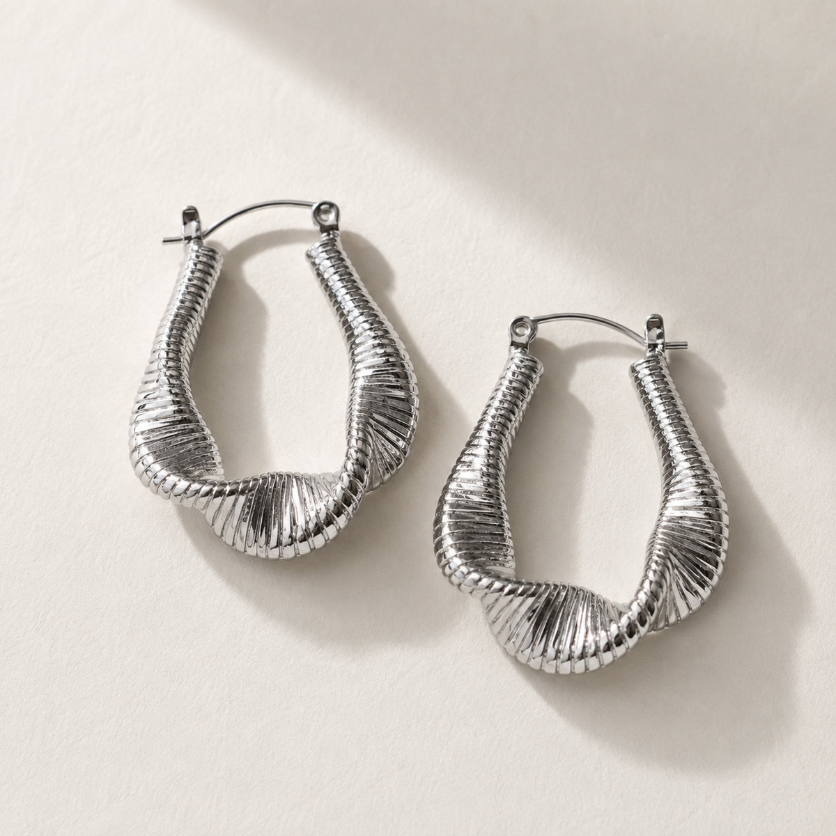 Lyra - Aros de plata con ondas fluidas