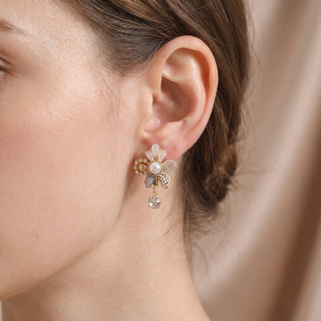Pendientes florales con perlas y borlas de cristal