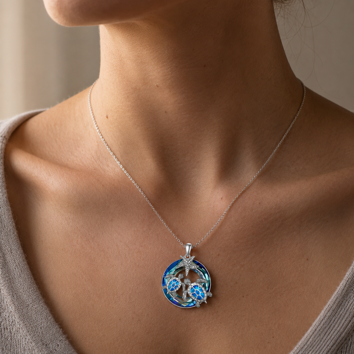 Nolwen – Collar Tortuga y Palma con Círculo de Ópalo