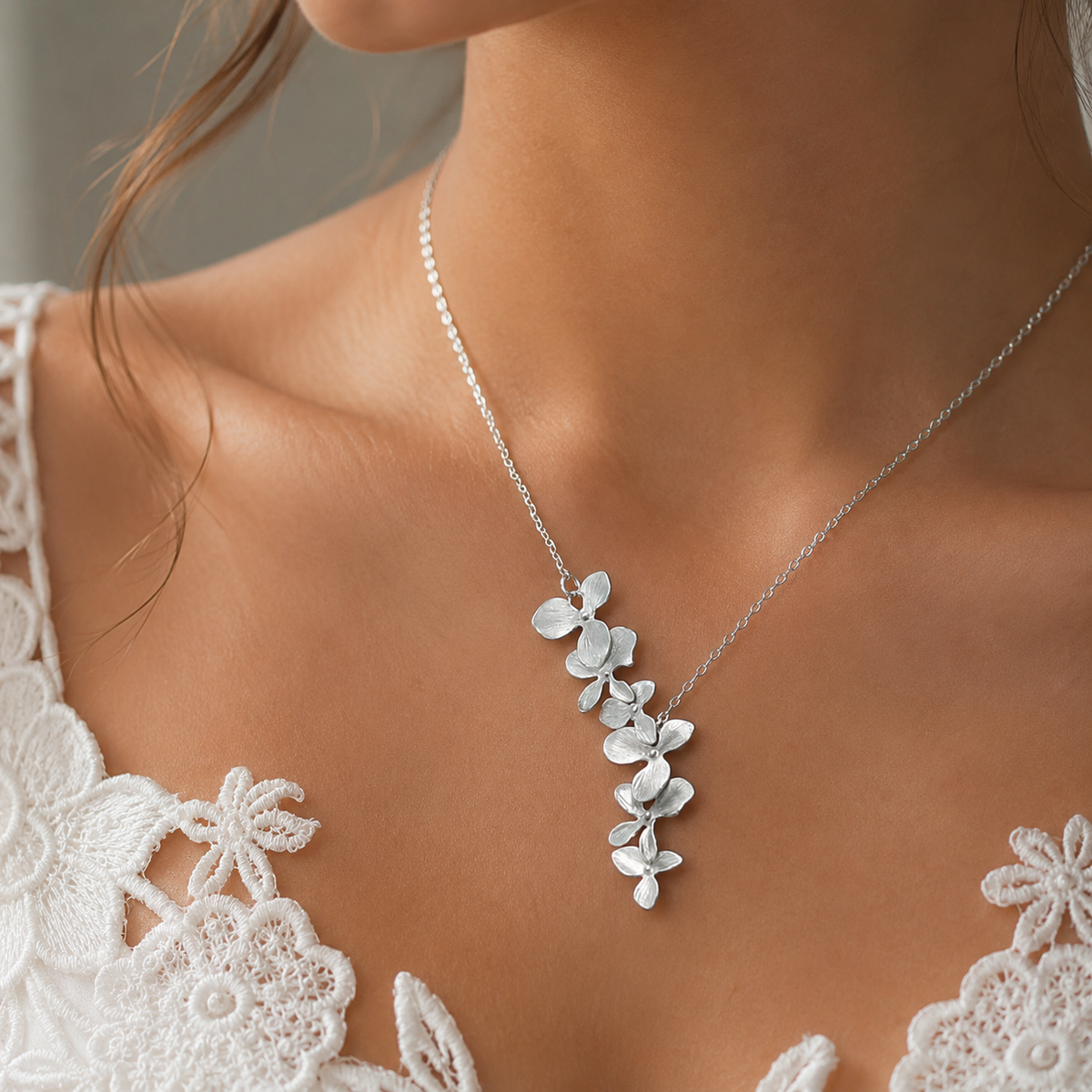 Flora – Collar de flor plateado con diseño vintage
