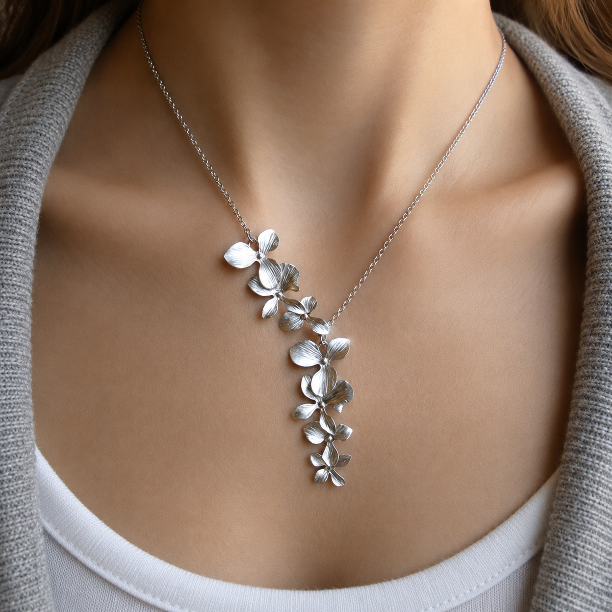 Flora – Collar de flor plateado con diseño vintage
