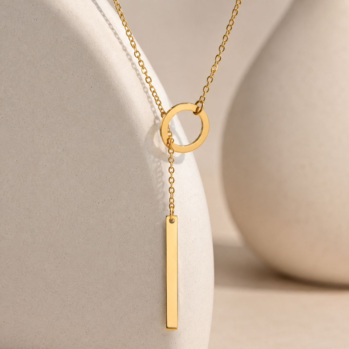 Blythe – Collar lariat dorado con barra
