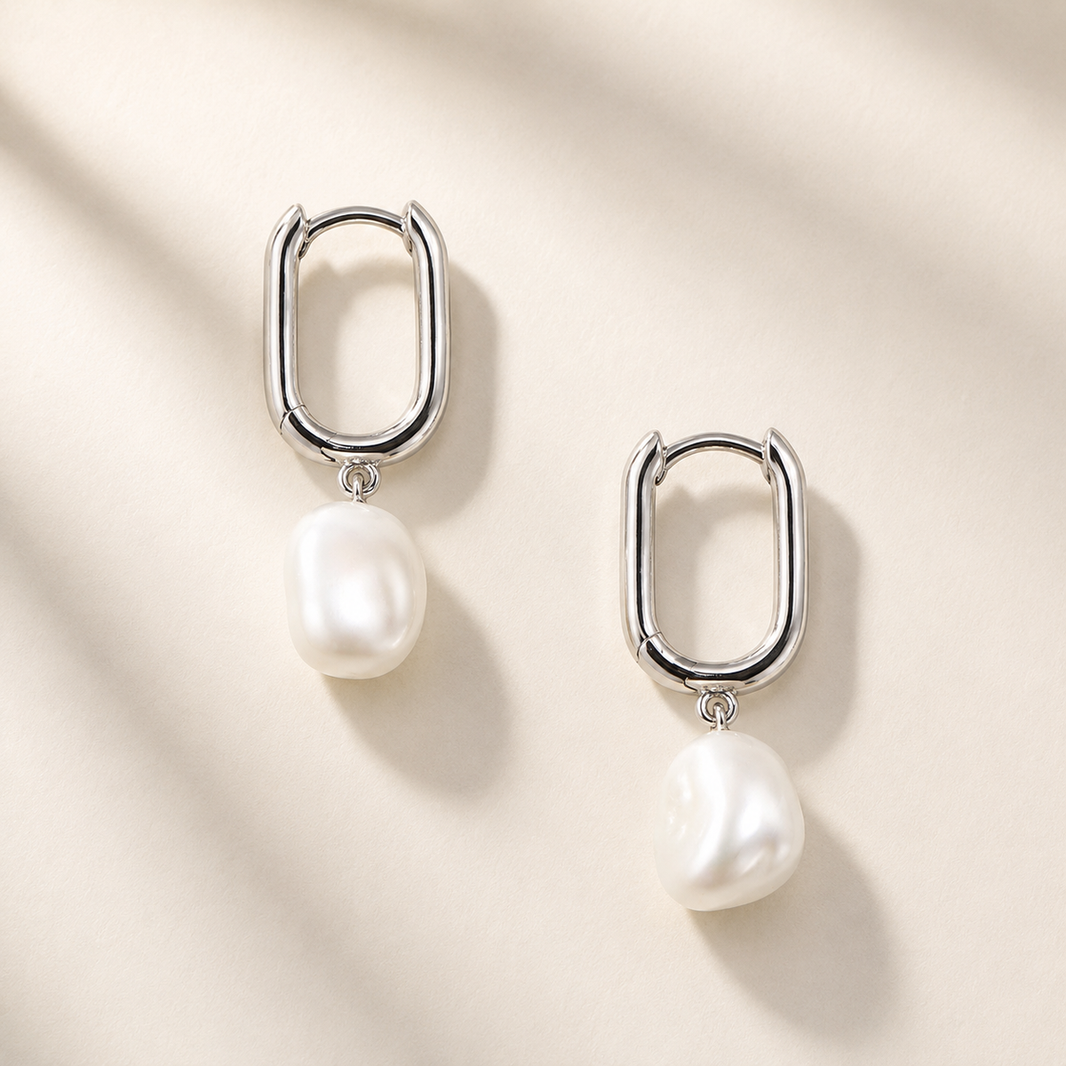 Esme - Pendientes rectangulares plateados con perlas