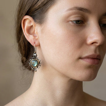 Lydie – Pendientes de labradorita en plata y oro