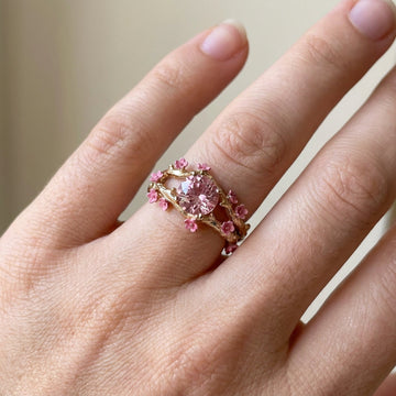 Elina – Anillo dorado encantado con cristal rosa y flores