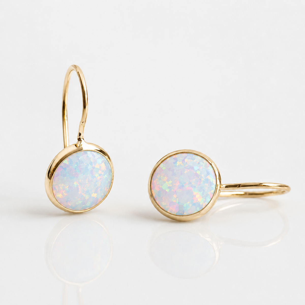 Mireya – Pendientes vintage dorados con piedra de ópalo