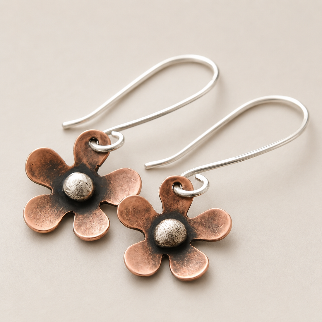Hera – Pendientes de flor de plata antigua