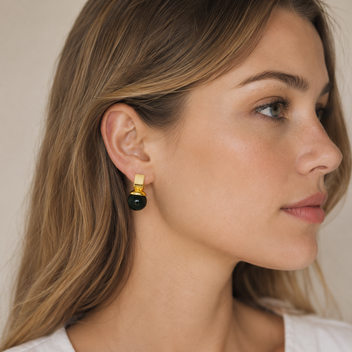 Charlie - Pendientes retro con cristal verde y detalles dorados