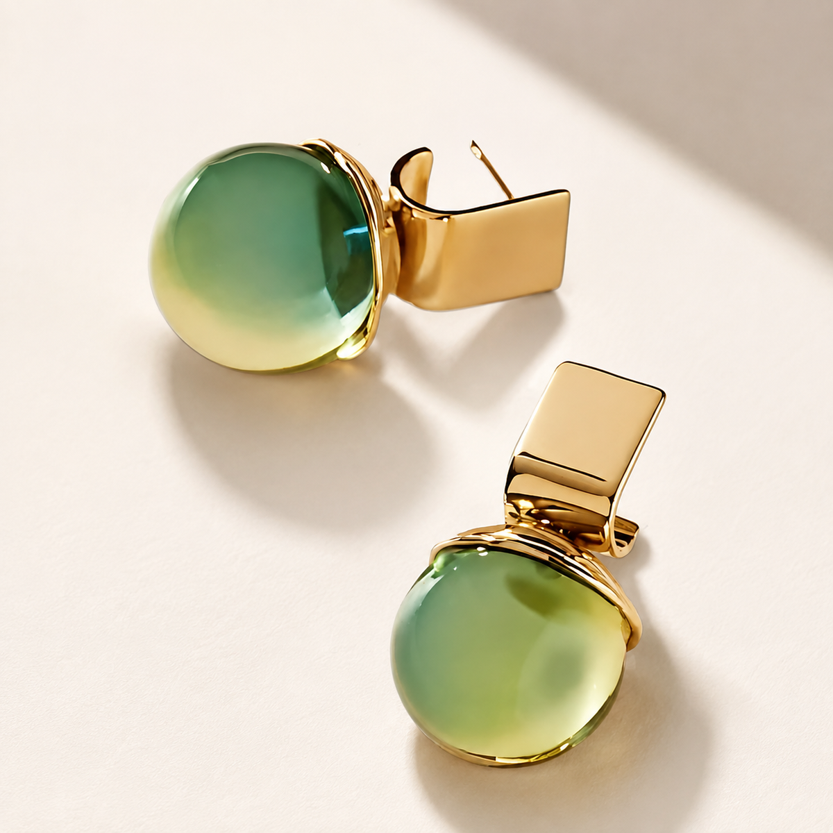 Charlie - Pendientes retro con cristal verde y detalles dorados