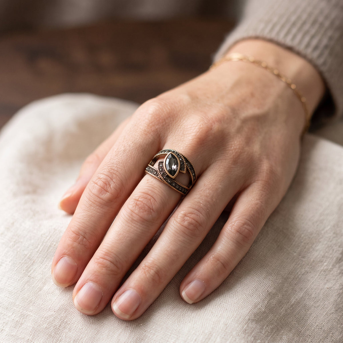 Amena – Anillo Sofisticado de Cristal Oscuro