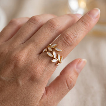 Auriane – anillo dorado con hoja y ópalo blanco