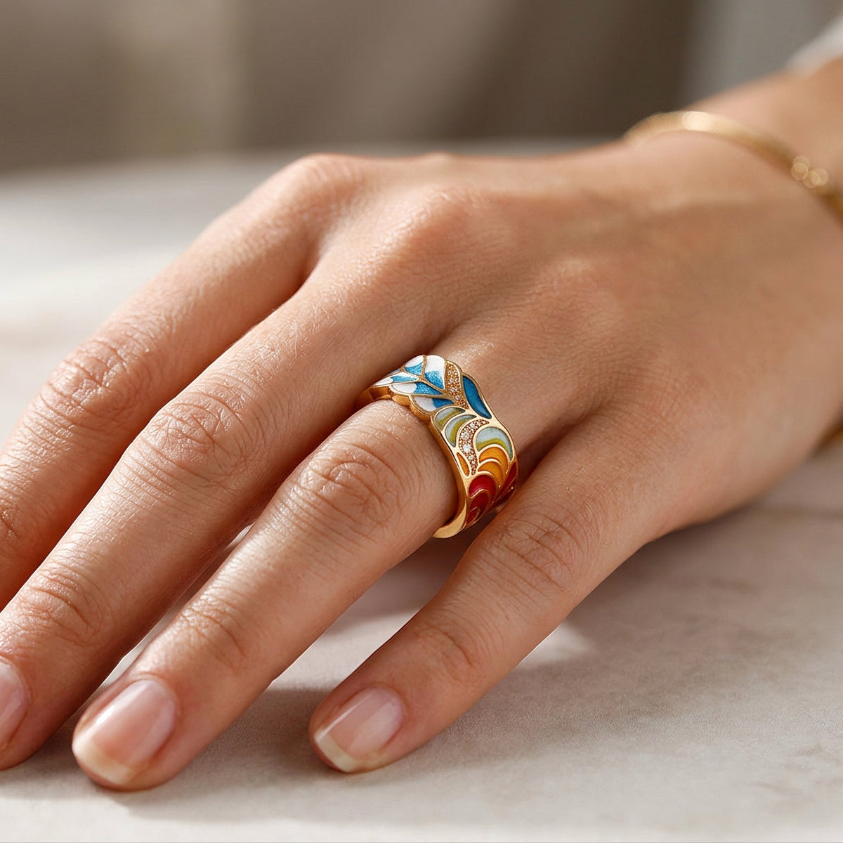 Margaux – anillo de diseño dorado cerámica azul y blanca
