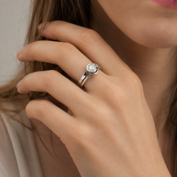 Aria – Anillo vintage con detalle blanco redondo