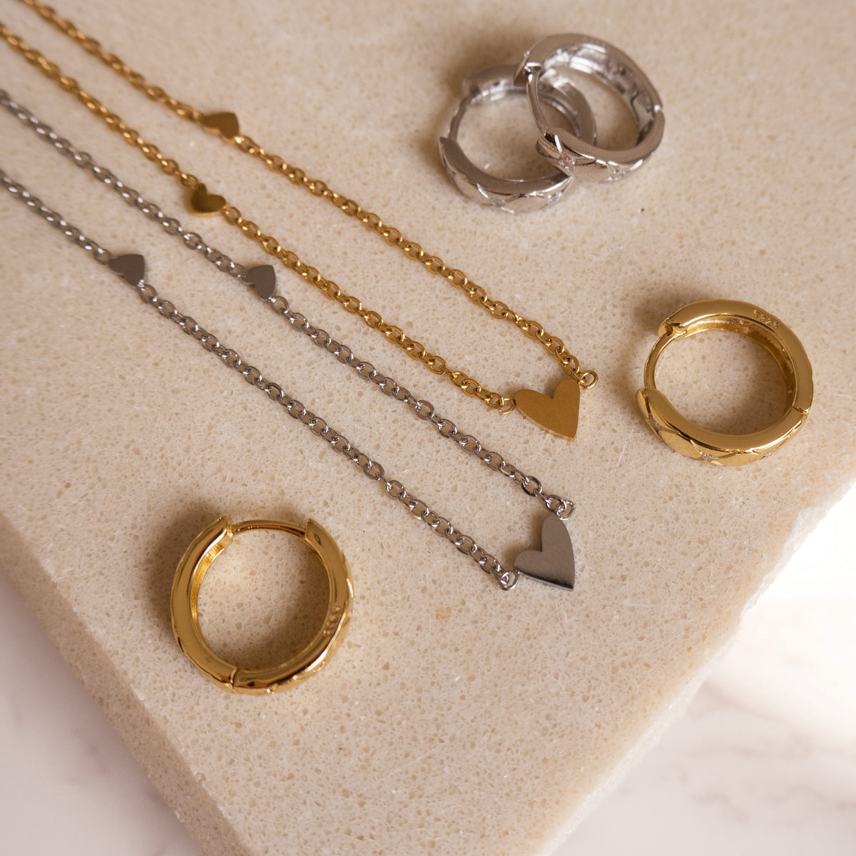 Collar de plata con tres corazones