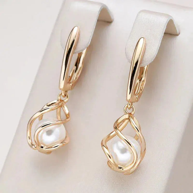 Lyanna – Pendientes de perlas doradas con brillo sutil