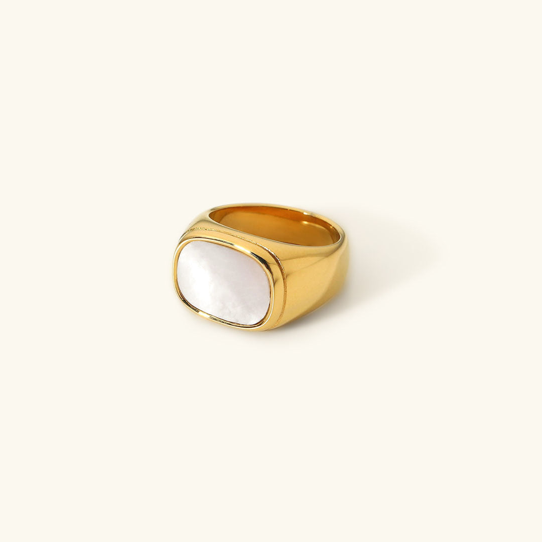 Nova - Anillo dorado con concha plana