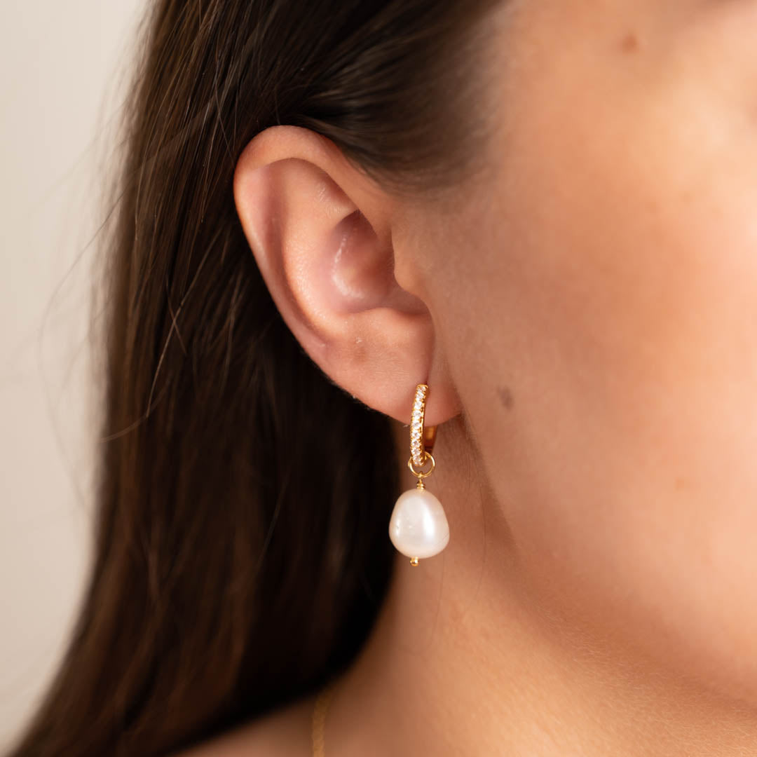 Wella - Pendientes de Aro de Zircón Dorado con Perlas