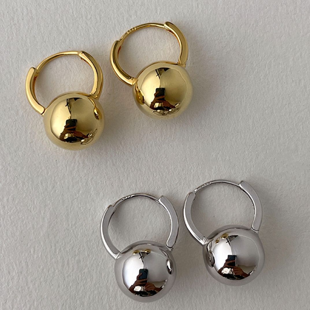 Ellie – Pendientes de esfera de plata esterlina con pasador delgado