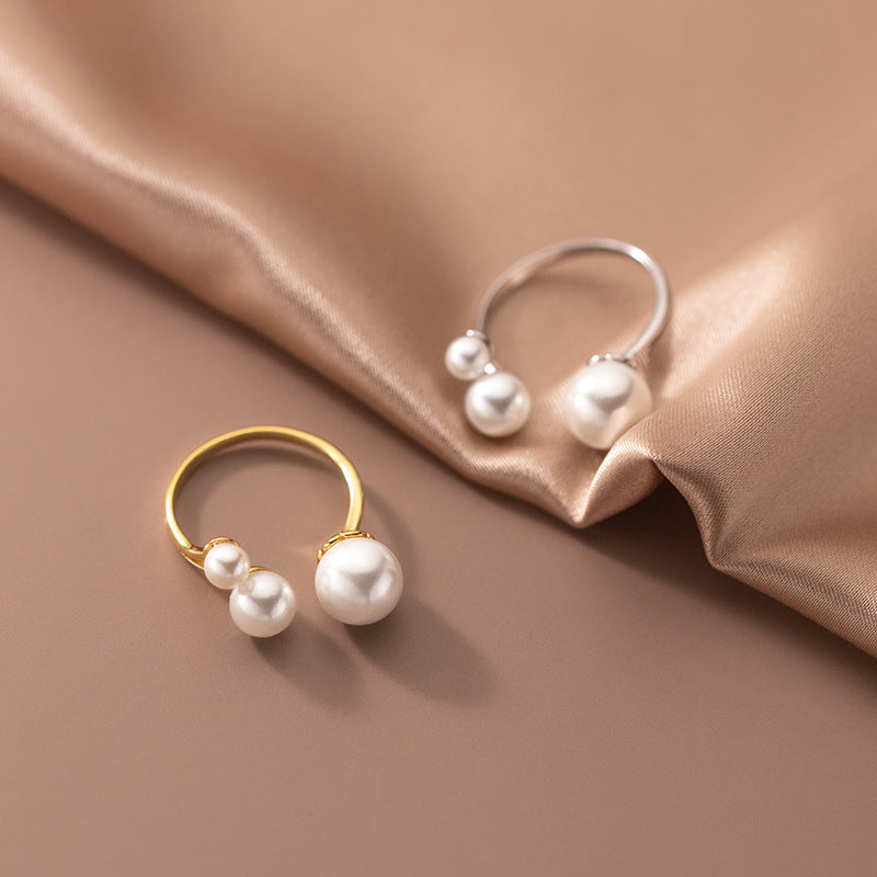 Clara – Anillo ajustable con perla de agua dulce y diseño triangular