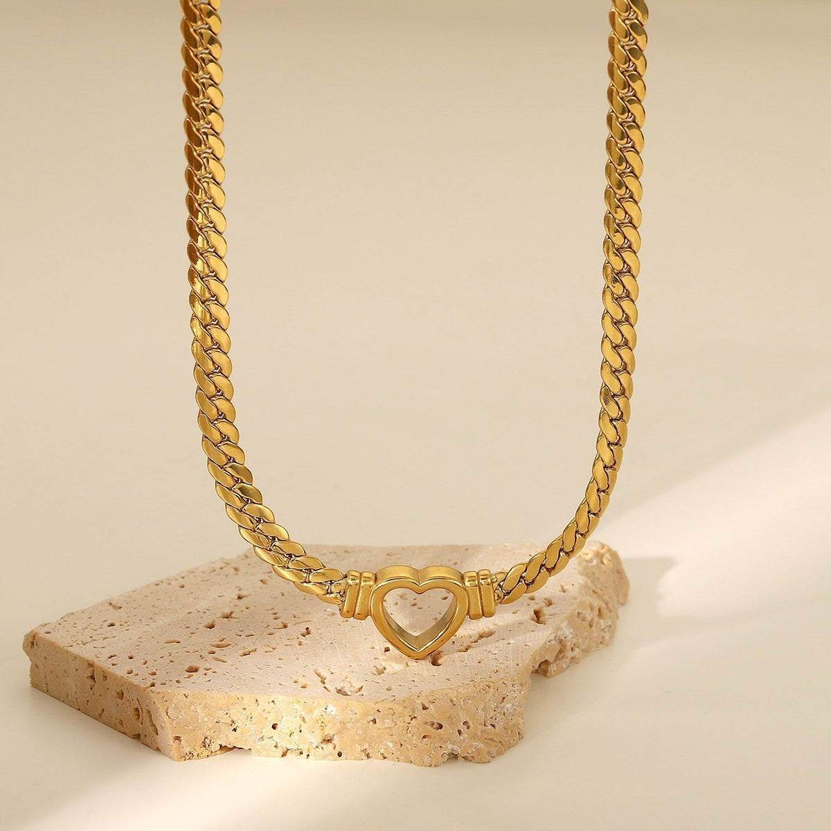 Ara – Collar corazón dorado