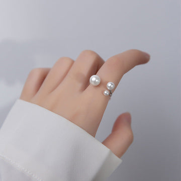 Clara – Anillo ajustable con perla de agua dulce y diseño triangular