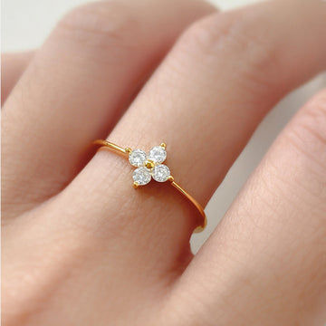 Mia – Anillo con trébol de cristal