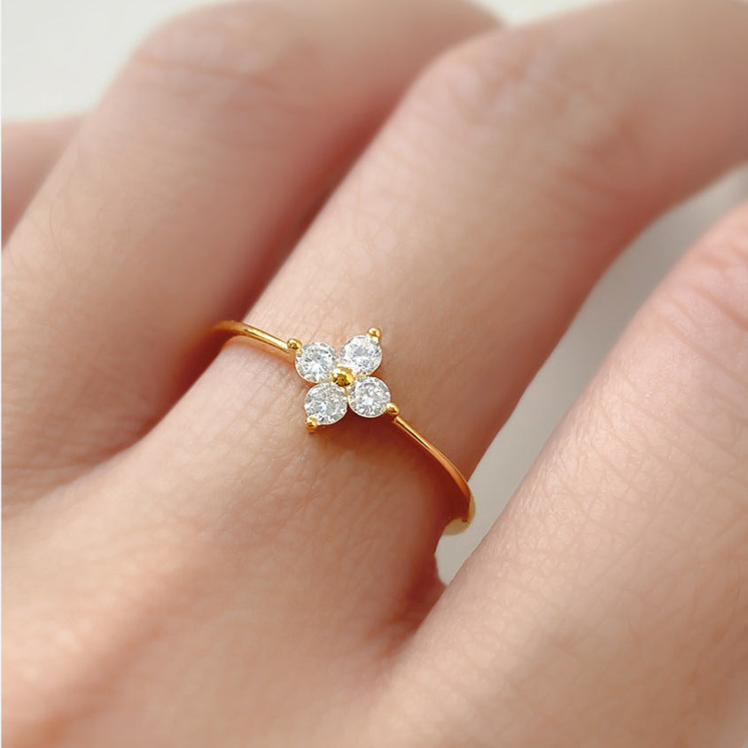 Mia – Anillo con trébol de cristal