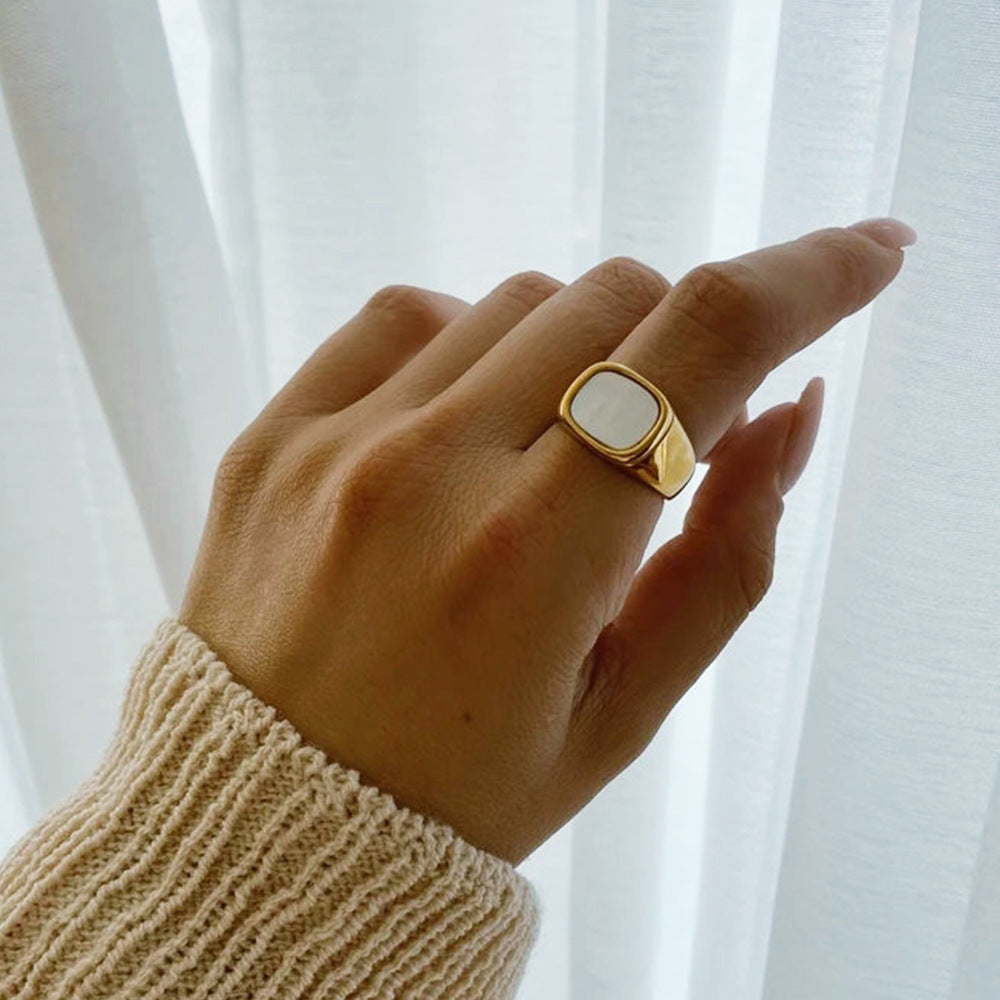 Nova - Anillo dorado con concha plana