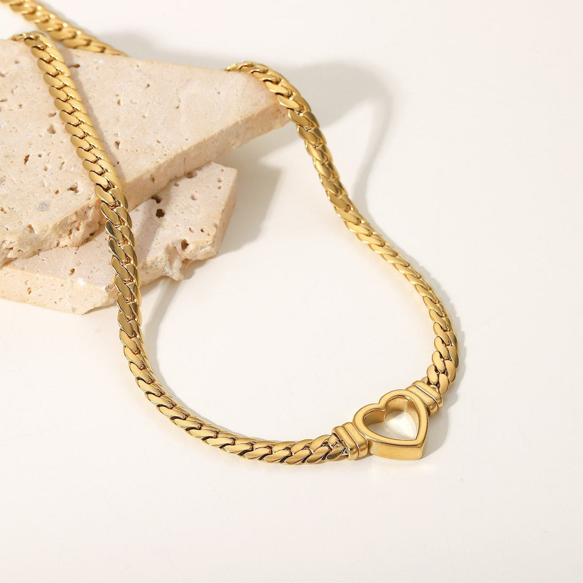 Ara – Collar corazón dorado