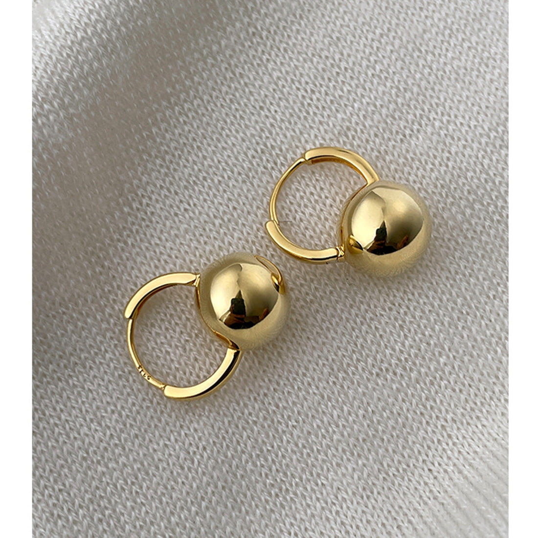 Ellie – Pendientes de esfera de plata esterlina con pasador delgado