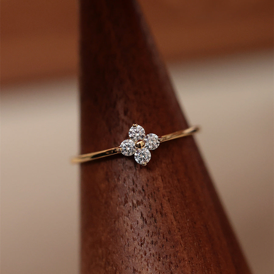 Mia – Anillo con trébol de cristal
