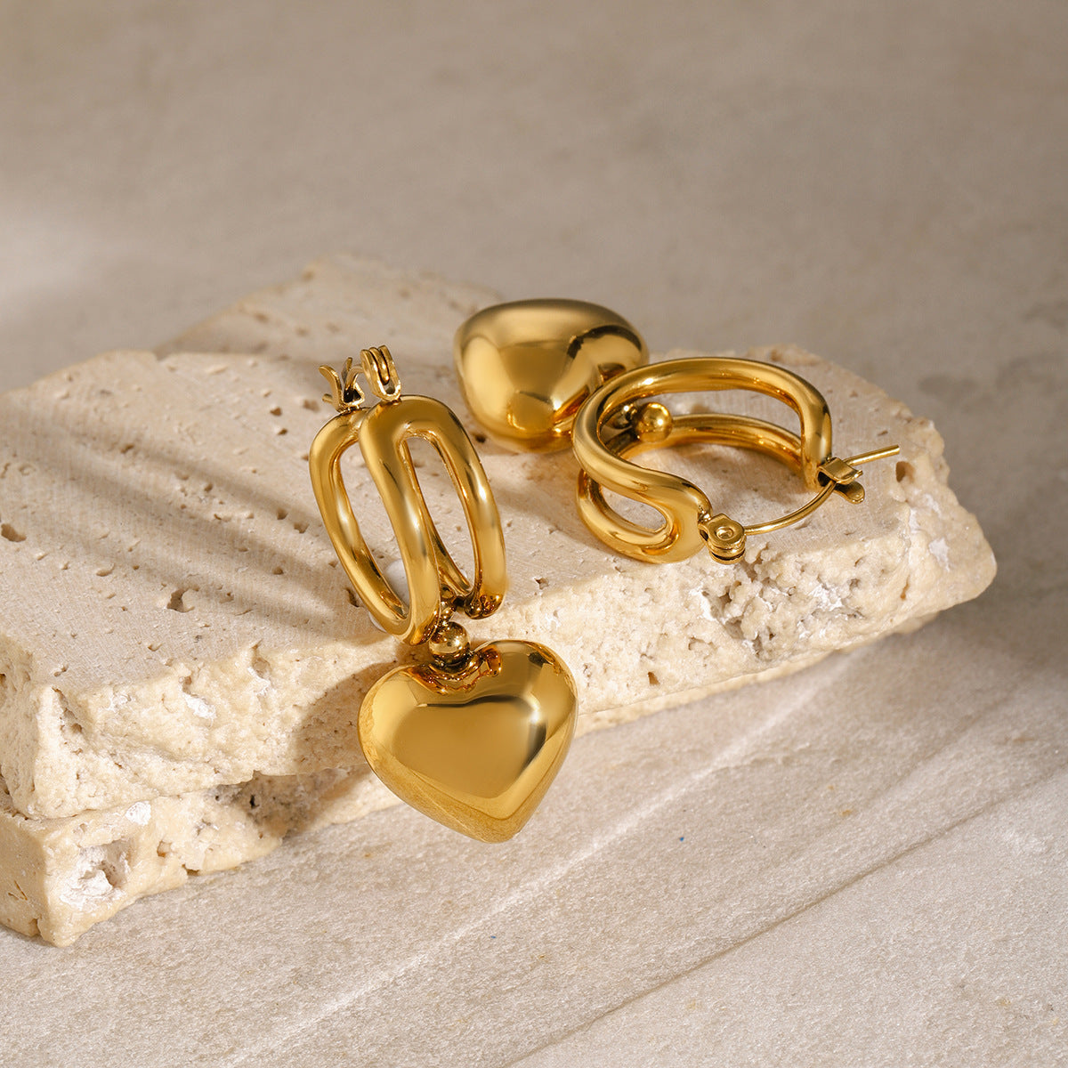 Audrey - Pendientes en forma de corazón dorados