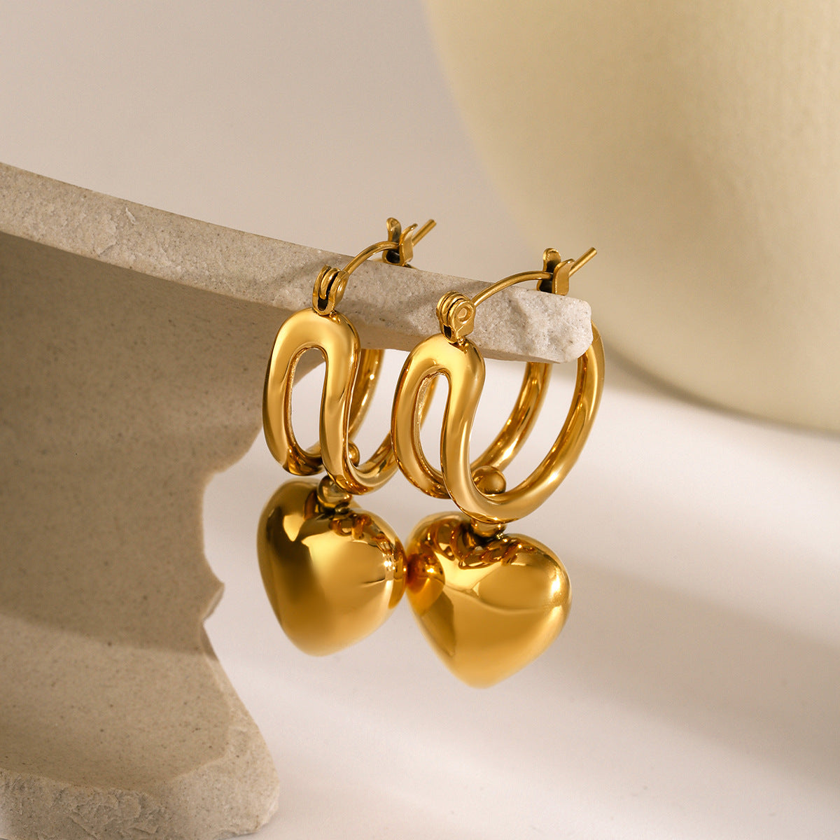 Audrey - Pendientes en forma de corazón dorados