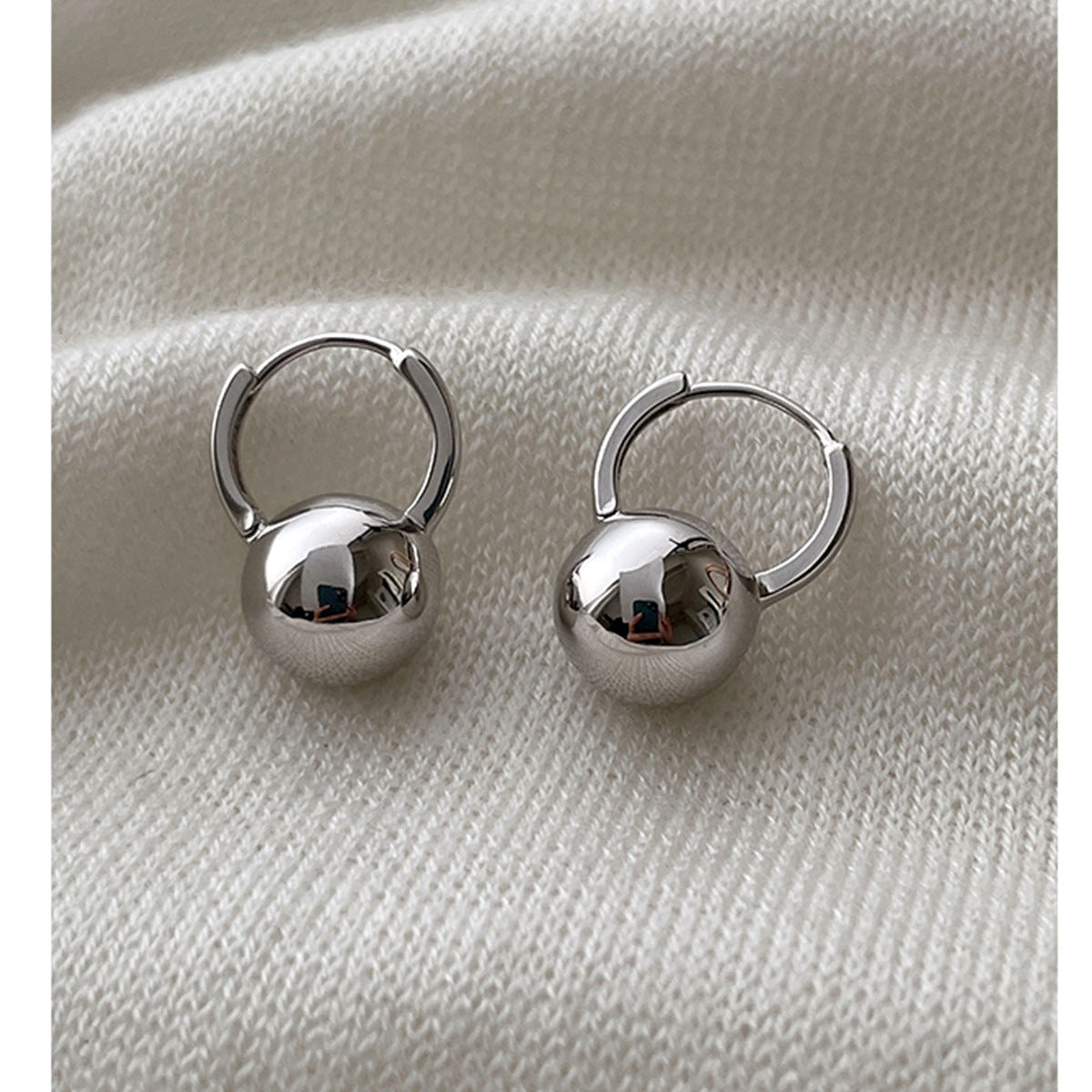 Ellie – Pendientes de esfera de plata esterlina con pasador delgado