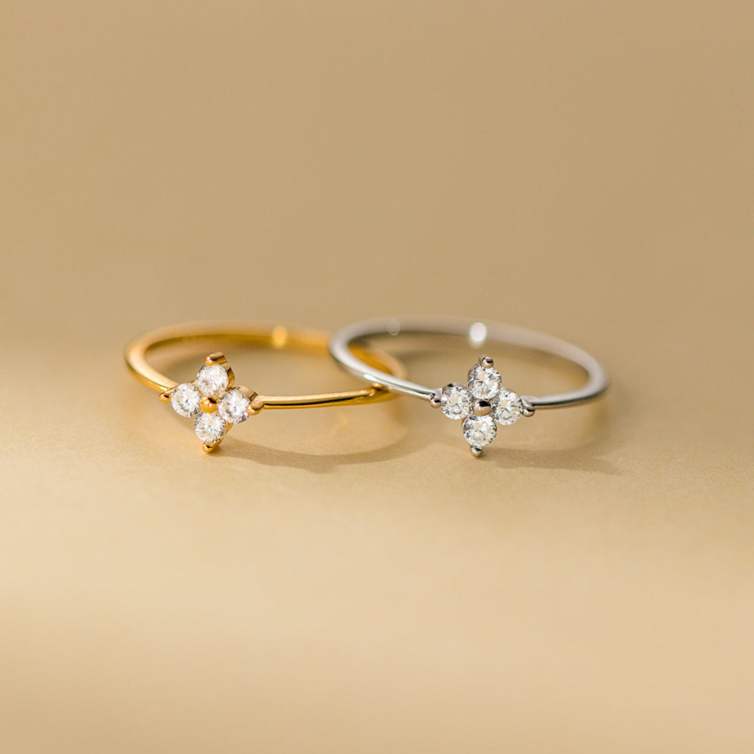 Mia – Anillo con trébol de cristal